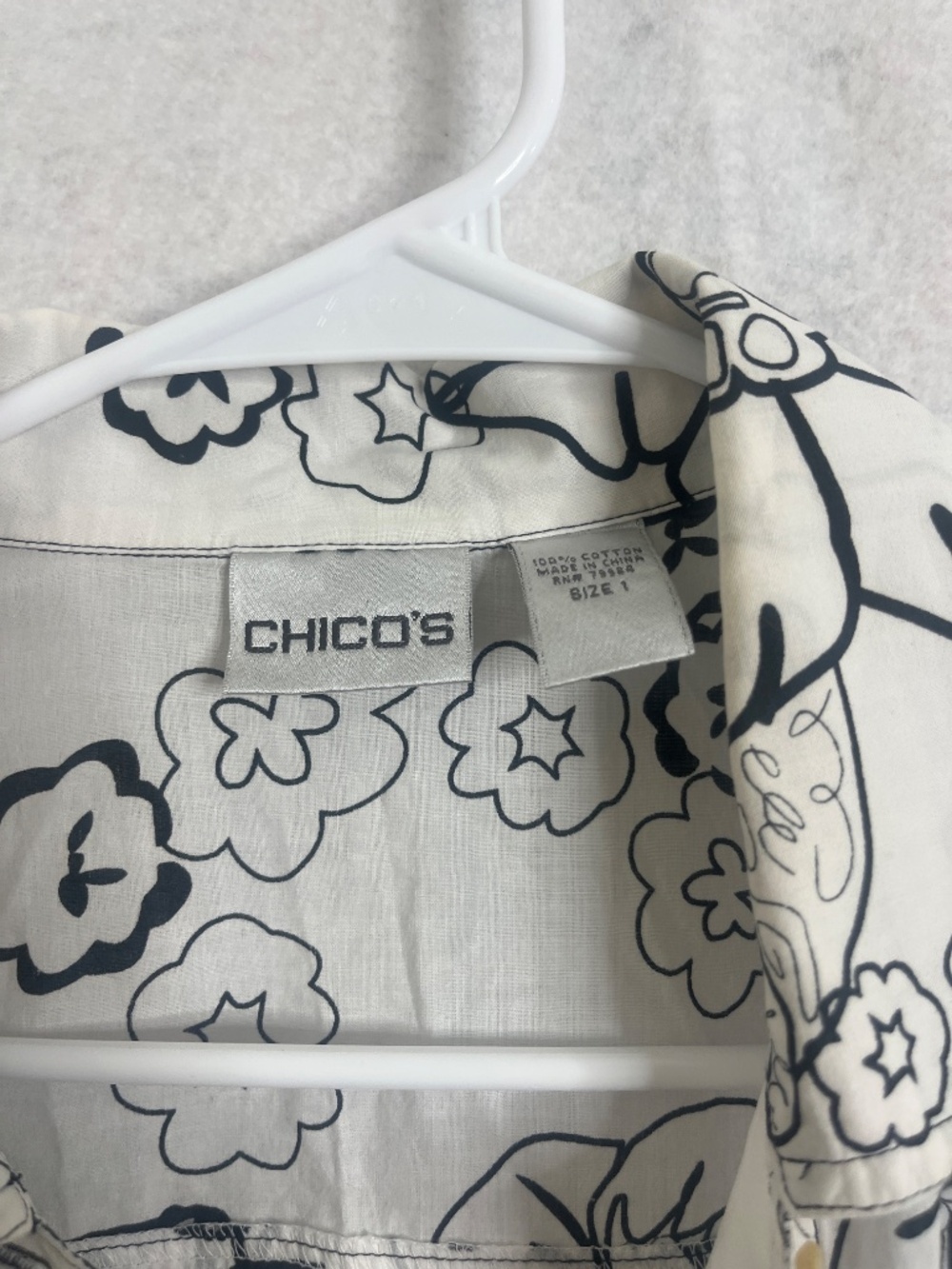 Chico’s Floral Button Front Blouse Size 1 Black White Lightweight - Picture 2 of 3